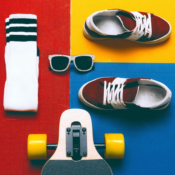 Peut-on porter des sneakers avec une robe chic?