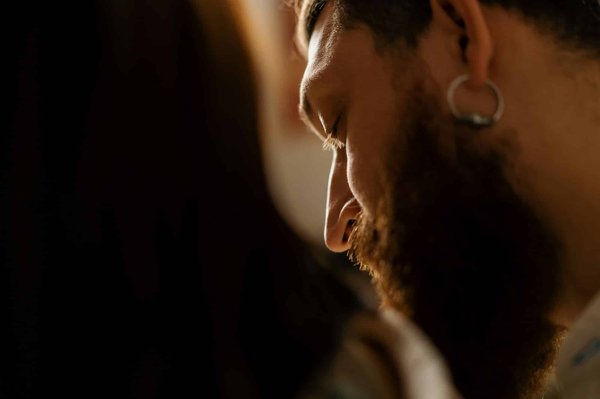 Boucles d'oreilles pour homme : les différentes significations