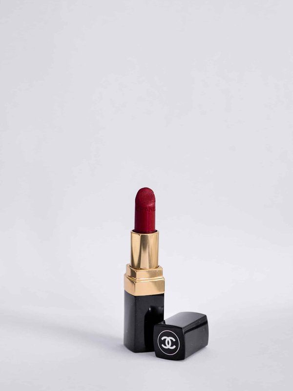 Comment porter le rouge à lèvres rouge de manière intemporelle